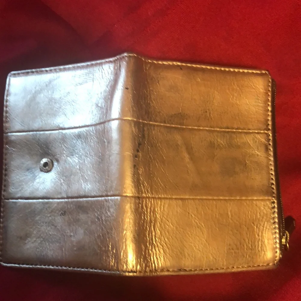 PreOwned - Coach Wallet - snaps and zipper work -7 credit cards slots-5 pockets - Picture 15 of 16